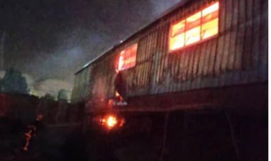 إخماد حريق هائل شب فى مخزن قطع غيار سيارات بالقاهرة الجديدة 