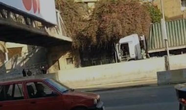 تريلا تتسبب في زحام مرورى أثر الاصطدام بكوبري مشاة بميدان لبنان 