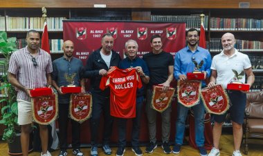 قبل مغادرة الأهلي.. الخطيب يكرم كولر وجهازه المعاون