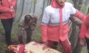 عاجل| لحظة نقل جثمان رئيس إيران بعد وفاته بحادث تحطم طائرة (فيديو)