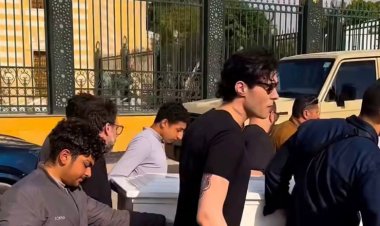 رغم الانفصال.. أمير عيد يساند طليقته الفنانة التشكيلية ليلى فاروق في جنازة والدها ويحمل نعش الفقيد