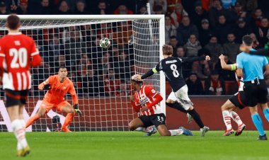 أرسنال يسحق آيندهوفن(7-1) ويقترب من ربع نهائي دوري الأبطال