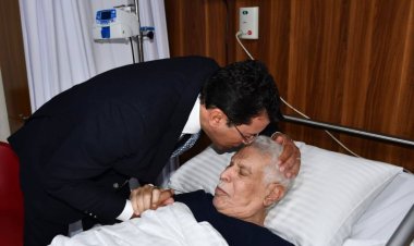 وزير الرياضة يطمئن على الكابتن حسن شحاتة في المستشفى | صور