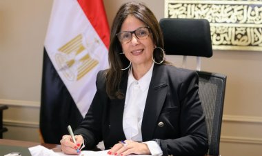 وزيرة الثقافة تطمئن الجمهور على هاني شاكر بعد اجرائه جراحة في القولون