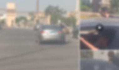 طفل يقود سيارة وصديقه يتشبث بها بحذاء تزلج فى القليوبية.. والأمن يضبطهما