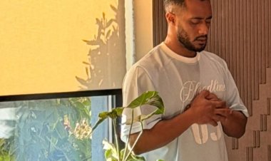 ​«محمد رمضان» يثير الجدل بـ «سجادة الصلاة» في المطار