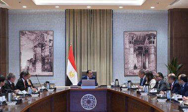 رئيس الوزراء يلتقي وفد شركة يبانية ويؤكد دعمه الكامل لمشروع تصنيع ضفائر السيارات