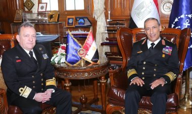 قائد القوات البحرية يلتقى قائد العملية البحرية الأوروبية بالبحر الأحمر «أسبيدس»