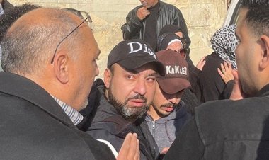 انهيار الفنان مراد فكري صادق خلال  تشييع جنازة والده من مسجد السيدة نفيسة