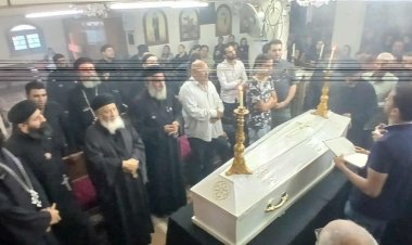 تشييع جثمان المصور كيرلس صلاح بعد وفاته أثناء تصوير إعلان