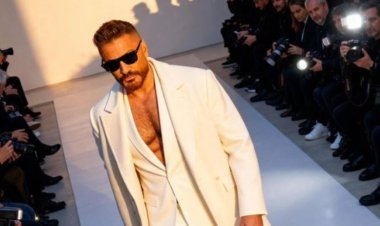 بعد مشاركته فى عرض أزياء fashion factor.. منح تامر حسنى جائزة الرجل الأيقونى