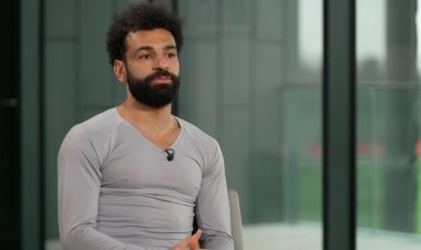 قبل الانضمام للمنتخب.. صلاح يثير الجدل بغلاف «محاط بالحمقى»