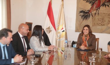 وزيرة الثقافة تلتقي وفدًا من تنسيقية شباب الأحزاب والسياسيين لبحث سبل التعاون المُشترك