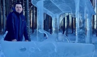 «خلاص القوارب مابقتش خشب».. فنان يصنع قارب من الجليد