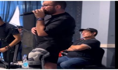 ظهور نجل الفنان محمد ثروت بإصابة في قدمه خلال بروفات حفل والده 