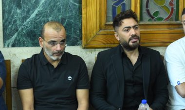 تامر حسني وزينة وأشرف زكي وأيمن بهجت قمر في عزاء والدة المخرجة سارة وفيق