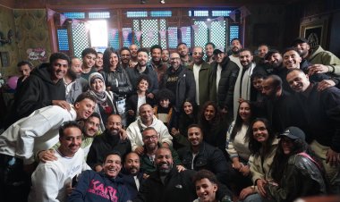 عمرو سعد يحتفل بانتهاء تصوير "إفراج".. وفريق العمل يهتف: أحسن دراما في مصر