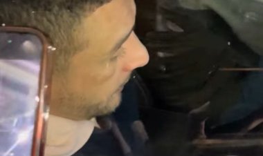 لحظة وصول الفنان أحمد الفيشاوى بالسيارة لمقر عزاء والدته  الراحلة سمية الألفي