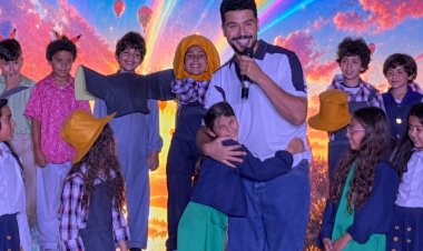 محمد أنور مع بنته على المسرح لأول مرة
