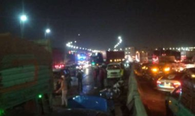 تريلا تدهس سيارتين ملاكى أعلى محور الأوتوستراد