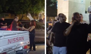 محمد ثروت وشريف باهر يساندان محمد هنيدي  أمام المستشفى بعد وفاة شقيقه الأكبر