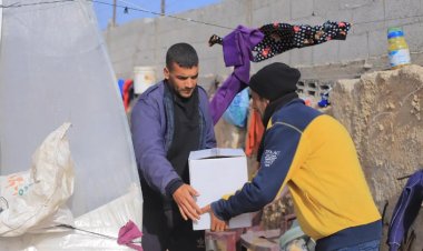 مركز الملك سلمان يواصل توزيع السلال الغذائية للنازحين في جنوب قطاع غزة