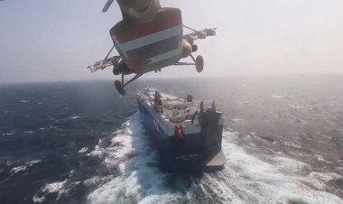 تفاصيل الهجوم على سفينة تجارية جنوب ميناء المخا اليمني في البحر الأحمر