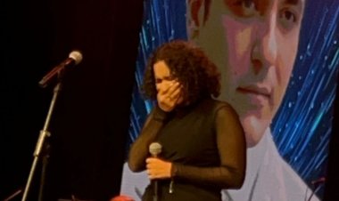 انهيار ابنة محمد رحيم على المسرح في حفل تكريم اسم والدها