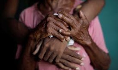 عامل يعتدى على مسنة داخل عشه فى بنى سويف ويسرق متعلقاتها بعد جريمته 