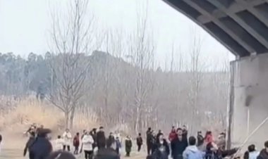 تقليد«إلقاء النقود» في الصين خلال مهرجان الفوانيس بين الحظ والتسلية