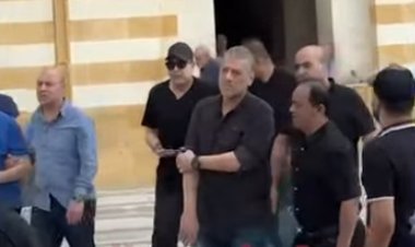 حكيم يشيع جثمان شقيقه من مسجد السيدة نفيسة