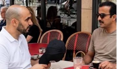 بدون حراسة.. أمير قطر الشيخ تميم بن حمد ووليد الركراكي يتناولان القهوة في أحد مقاهي باريس