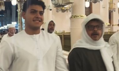 نجل محمد هنيدي في أحدث ظهور له مع والده داخل المسجد النبوي