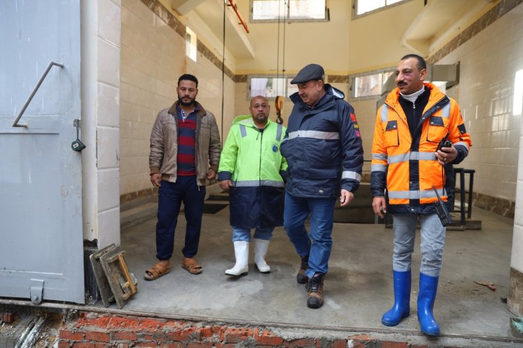 رئيس شركة الصرف بالإسكندرية يتابع عملية سحب مياه الأمطار