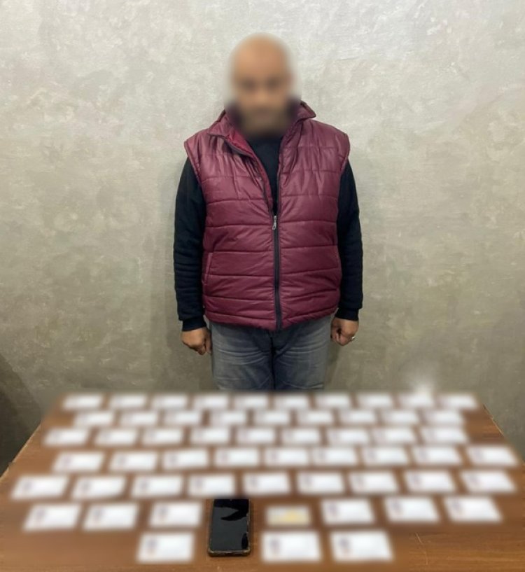 ضبط شخص بالأقصر لتوزيعه كروت دعاية انتخابية على الناخبين