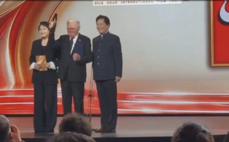 حسين فهمي يتسلم جائزة «أفضل إسهام فني» لفيلم «القصص» في مهرجان طريق الحرير