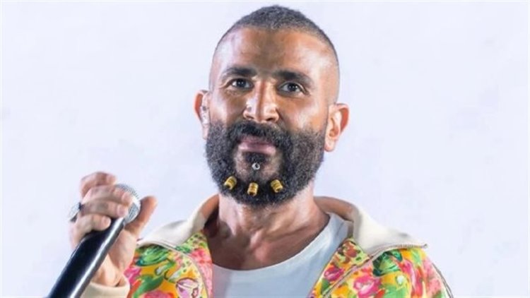 أحمد سعد يرد على انتقادات إطلالته في الغردقة: «الغرابة أصبحت جزءًا من شغلي»