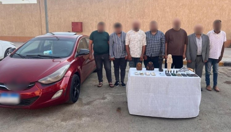 الداخلية تضبط تشكيلًا عصابيًا بالجيزة للنصب على المواطنين راغبي شراء العملات الأجنبية والقطع الأثرية
