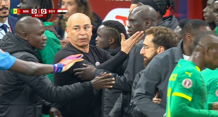 مشادة بين الجهازين الفنيين خلال مباراة مصر والسنغال وحسام حسن يتدخل