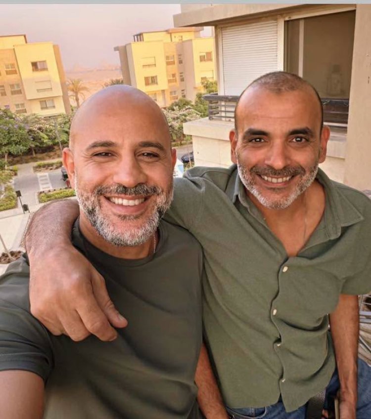 نفياً للشائعات.. عزيز الشافعي يظهر برفقة أيمن بهجت قمر ويثير التساؤلات