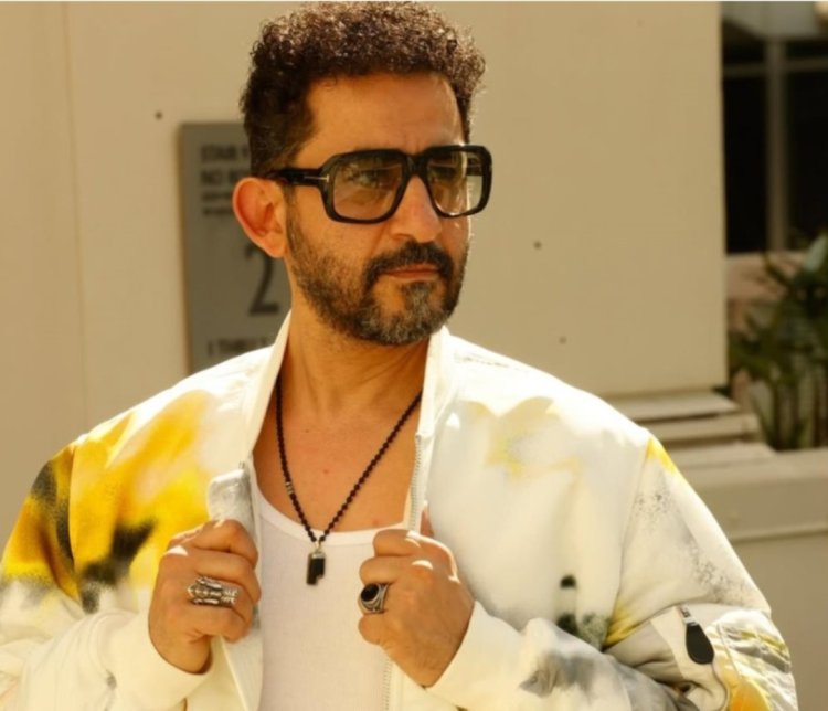 بإطلالة عصرية.. «أحمد حلمي»  يتألق بـ اللوك الشتوي