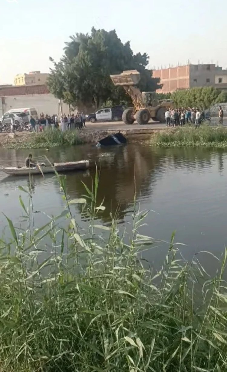 انتشال سيارة سقطت في ترعة المريوطية والتحقيقات تكشف سبب الحادث