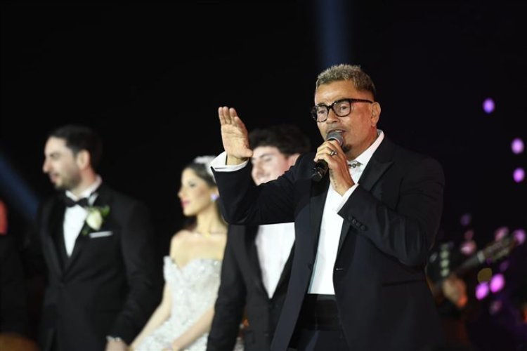 عمرو دياب يمازح المشاهير والمعازيم في حفل زفاف ابنة باسل سماقية