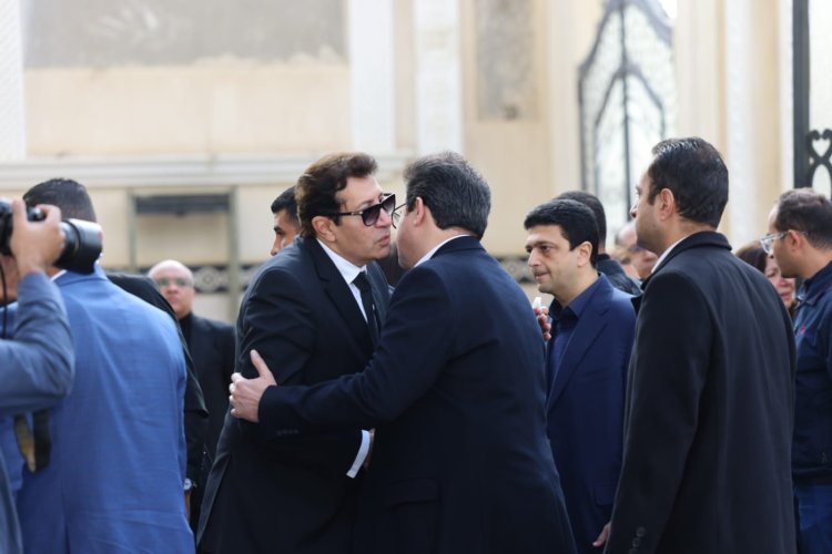 بحضور لبلبة وإلهام شاهين.. تشييع جنازة والدة هاني رمزي من كنيسة أبي سيفين بالتجمع الأول