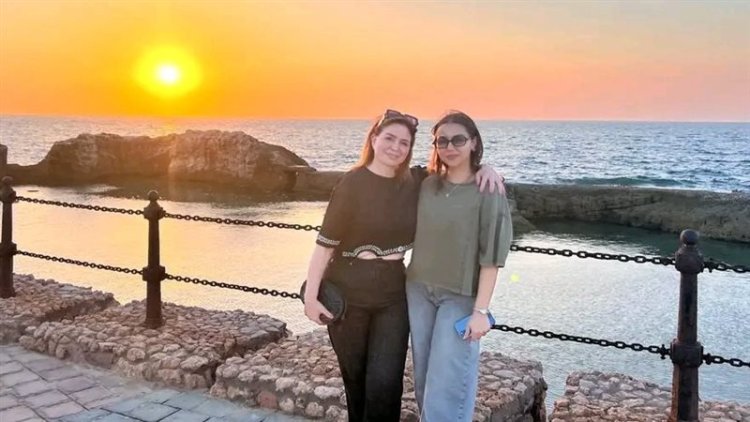 إلهام شاهين تنشر صورة تجمعها بابنة شقيقتها إلهام صفي الدين: الدنيا بتحلى لما بنكون سوا
