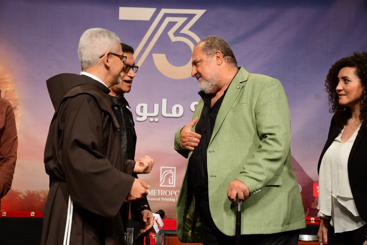 خالد الصاوي بالعكاز في ندوة فيلمه "ليه تعيشها لوحدك"