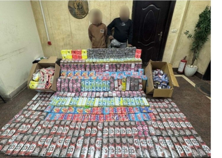 ضبط شخصين بحوزتهما "مليون" قطعة ألعاب نارية في القاهرة