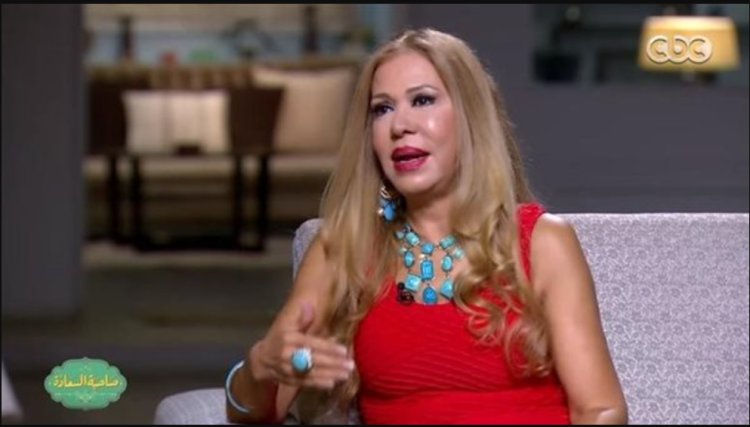 الفنانة إيمان تجري عملية جراحية في يدها وتطلب الدعاء من جمهورها