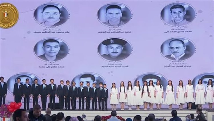 وسط بكاء الحاضرين.. الرئيس السيسي يشاهد فقرة غنائية عن شهداء الوطن باحتفالية العيد