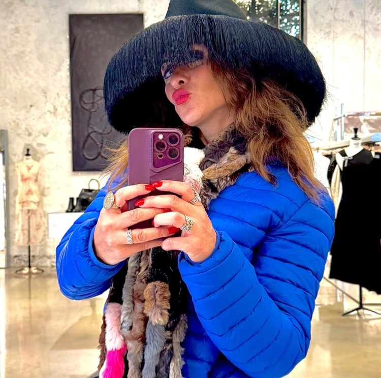 بقبعة غريبة.. هيدي كرم تسير على خطى النجمات العالميات